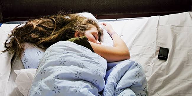 Kenali Dampak Menaruh Gawai Saat Tidur, Jangan Sampai Terjadi Pada Mental