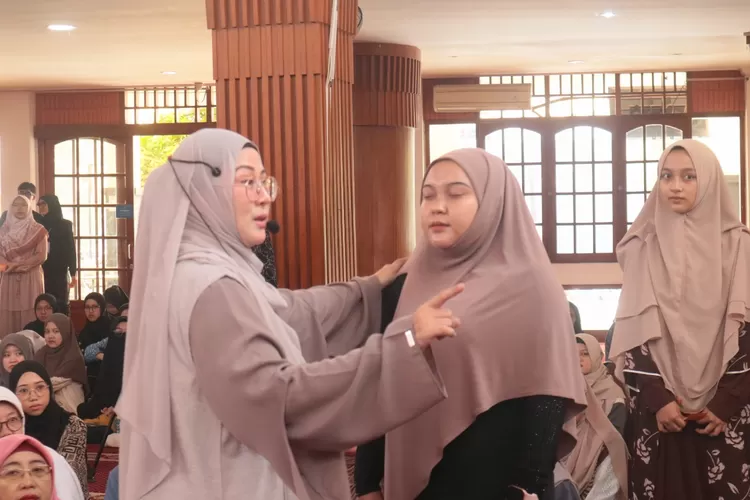 Kegiatan hipnoterpi untuk menyembuhkan penyakit. Sumber: Sulutzone.