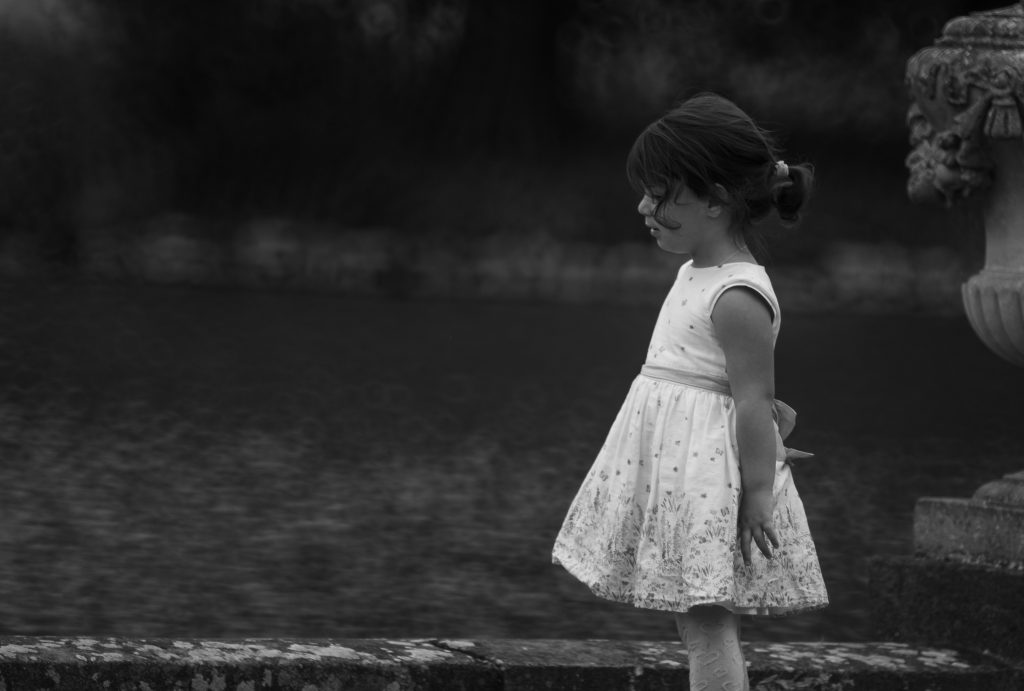 gadis kecil sendirian sebagai simbol luka inner child yang dipulihkan lewat hipnoterapi