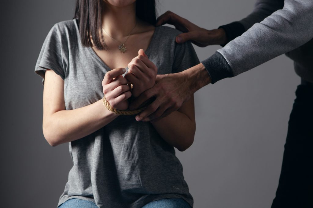 wanita terikat sebagai simbol trauma rumah tangga yang disembuhkan lewat hipnoterapi
