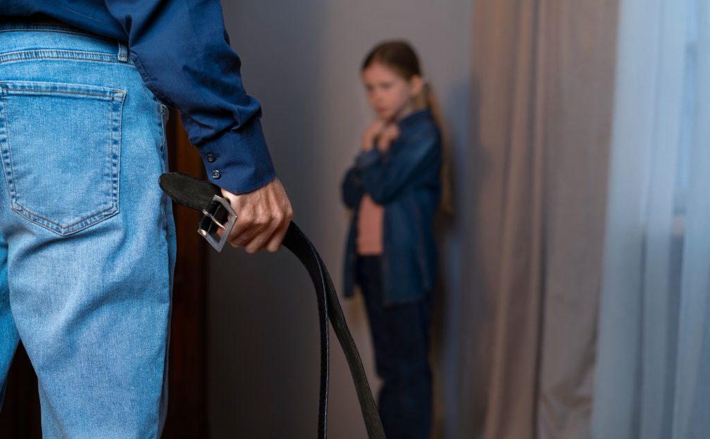 Seorang anak perempuan menerima pola asuh penuh kekerasan sejak kecil oleh orangtuanya sendiri, sehingga ia merasa hal-hal tersebut merupakan sesuatu yang normal terjadi di dalam rumah